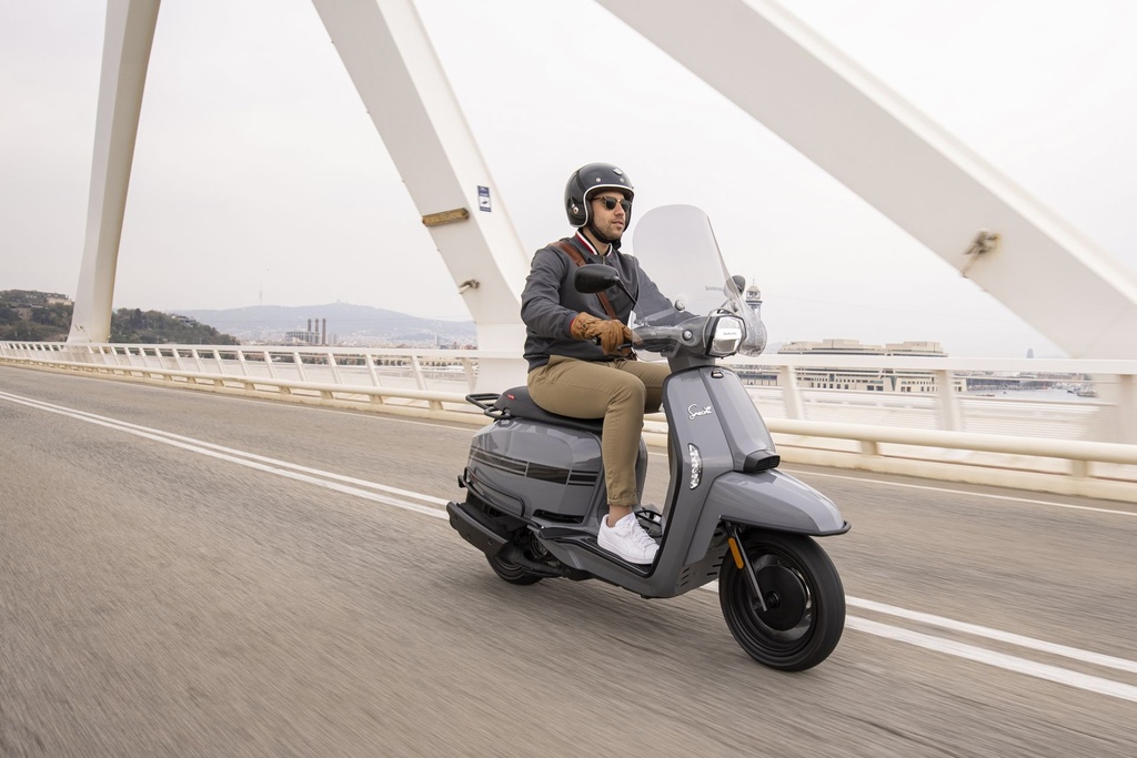 2021_04_Lambretta_Shiny_Grey_Euro5_ILL6478_HR.jpg